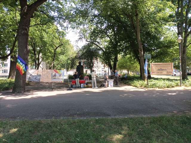 Ab 14 Uhr waren wir 10 Leute und ab ca. 15 Uhr kamen viele junge Familien mit Kindern und junge Pärchen und alte Pärchen vorbei, die wir auf Unterschriften gegen die Wiedereinführung der Wehrpflicht und für den Berliner Appell angesprochen haben.  Wir haben doch eine Vielzahl von Menschen zum Nachdenken bewegt!